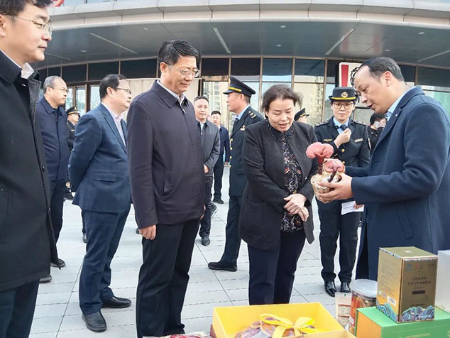 刘峰梅副市长及相关领导莅临芝人堂展位