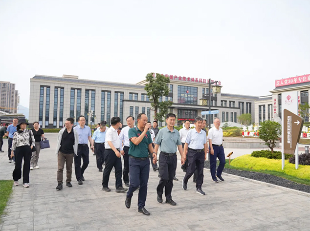 全国人大领导莅临芝人堂调研考察(图1)